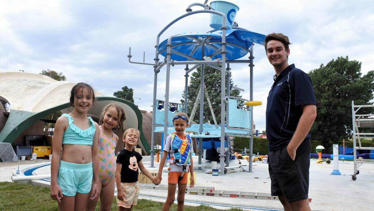 Mia Makings, 9, and Ruby, 7, Elijah, 4, and Jack Herbig, 9, receive a sneak peak of the new wet play area from Kieran Jackson. Photo: Elliot Williams