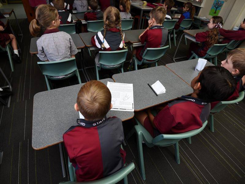 School kids affected by technical glitches in NAPLAN testing will re-sit the tests on Tuesday.